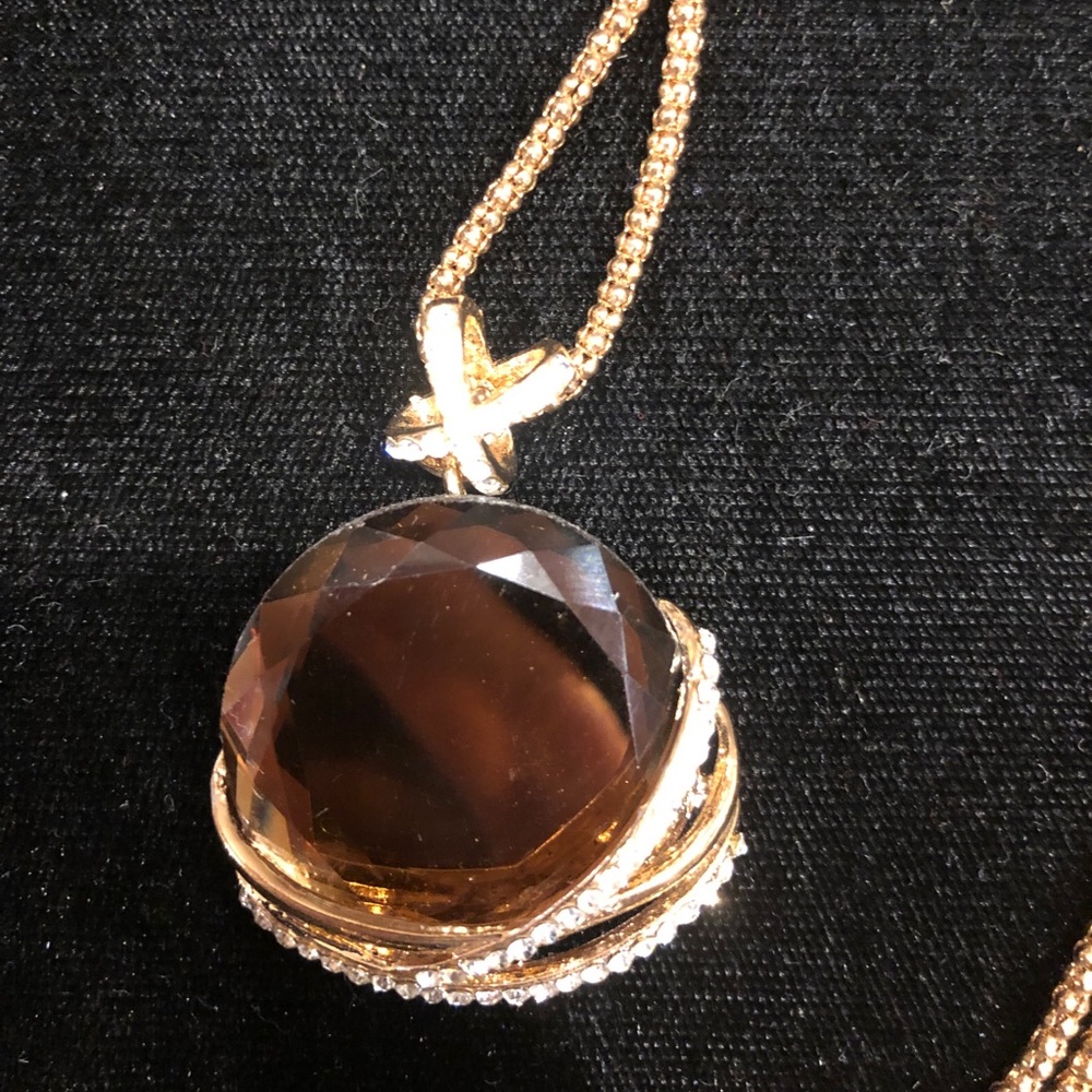 Brown stone necklace with little crystals.